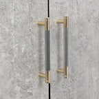Besondere Merkmale eines viertürigen Sideboards mit Metall- und Kreuzbeindesign, geeignet für Wohnzimmer