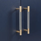 Besondere Merkmale eines viertürigen Sideboards mit Metall- und Kreuzbeindesign, geeignet für Wohnzimmer