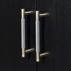 Besondere Merkmale eines viertürigen Sideboards mit Metall- und Kreuzbeindesign, geeignet für Wohnzimmer